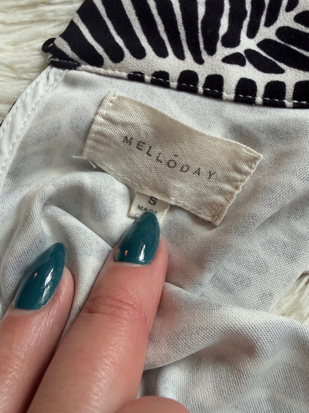 MELLODAY Black & White Leaf-Print Mock Neck Tank - Picture 4 of 4